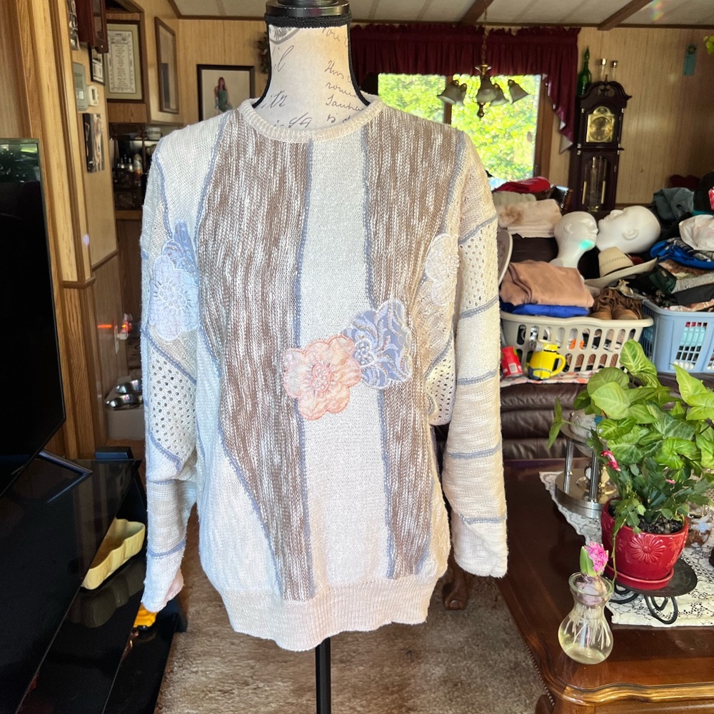 Women’s vintage Western Connection acrylic floral patch mixed media sweater.